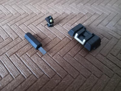 Vendo Set alza regulable y punto para glock GLOCK gen3 y 4

20€ envio incluido 00