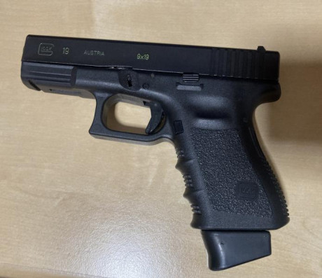 Vendo por exceso de cupo. Pistola en perfectas condiciones con dos cargadores de 15 rondas y estuche original. 01