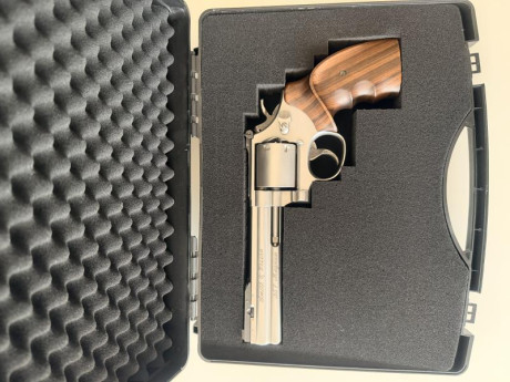 Comprado por capricho y usado en contadas ocasiones.
IMPOLUTO Y EN UN ESTADO EXCEPCIONAL SIN NINGUN ROCE 10