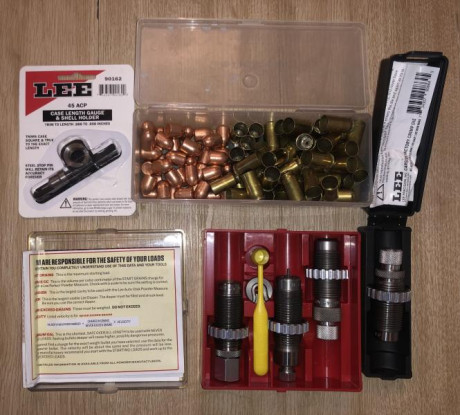 Set de dies Lee para recarga de munición .45 ACP.

- Incluye 4 dies para .45 ACP:
  -Sizing Die.
  -Powder 00