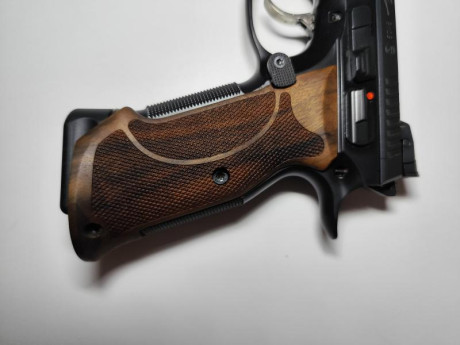 Vendo cachas de madera KSD GRIPS por no usar.
La verdad que visten muy bien a la shadow 2
90€ portes incluidos
Pistola 02