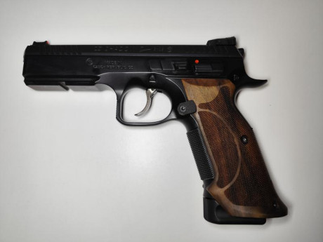 Vendo cachas de madera KSD GRIPS por no usar.
La verdad que visten muy bien a la shadow 2
90€ portes incluidos
Pistola 01