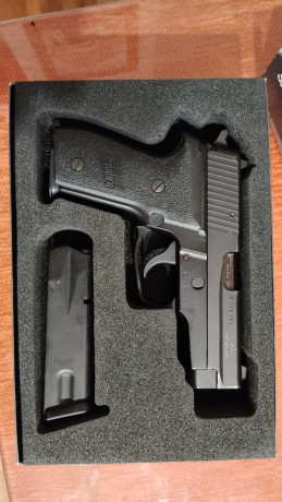Se vende Sig Sauer P228, calibre 9x19, en buen estado general, en su caja original y dos cargadores. Se 00
