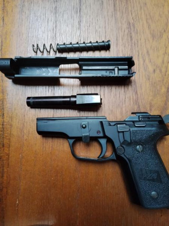 Se vende Sig Sauer P228, calibre 9x19, en buen estado general, en su caja original y dos cargadores. Se 10