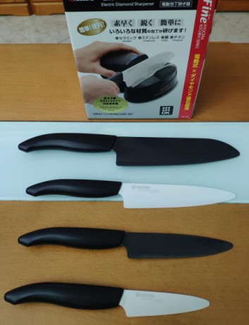 Set de 4 cuchillos Kyocera con afilador eléctrico.

- Cuchillos de cerámica, 2 blancos 2 negros
- Afilador 02