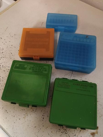 Cajas de plástico para munición de diversos colores, calibres y medidas.
Precio por caja 10,- €
Portes 01