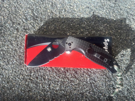Spyderco impecable, cachas de carbono, hoja negra mixta. 60€ gastos de envio incluidos 02