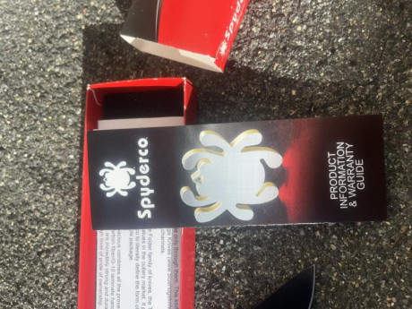 Spyderco impecable, cachas de carbono, hoja negra mixta. 60€ gastos de envio incluidos 01