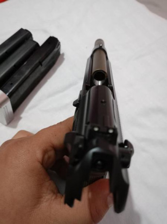 Buenas pongo ala venta recién comprada por mi en armeria top gun de alicante, una p.beretta 92 fs modelo 02