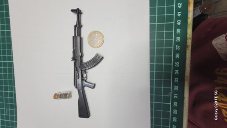 Hola, miniatura escala 1/6, metálico, dispara micro proyectiles de 2mm, viene en caja de madera y con 00