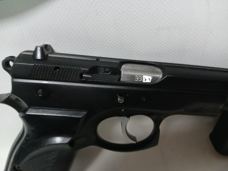 Hola amigos! ya que se muestran tantas armas buenas creo que a los propietarios de una cz 75 se nos tendría 90