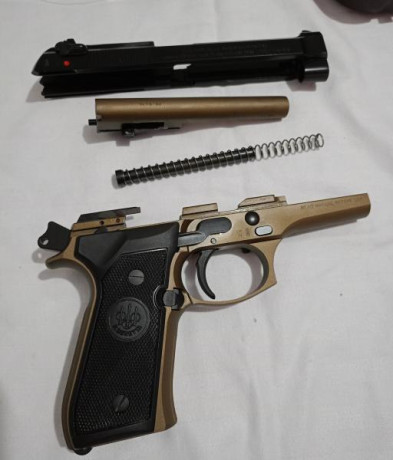 Pongo a disposición de trato una pistola p.beretta 92 fs modelo bronze en calibre 9 mm parabellum guiada 00