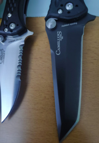 Vendo estás 4 navajas de mi colección.
Se trata de 2 Gerber Replica Applegate. Una con hoja de 9 cm y 31