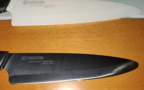Set de 4 cuchillos Kyocera con afilador eléctrico.

- Cuchillos de cerámica, 2 blancos 2 negros
- Afilador 12