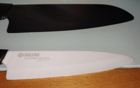 Set de 4 cuchillos Kyocera con afilador eléctrico.

- Cuchillos de cerámica, 2 blancos 2 negros
- Afilador 11