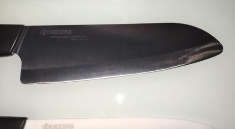 Set de 4 cuchillos Kyocera con afilador eléctrico.

- Cuchillos de cerámica, 2 blancos 2 negros
- Afilador 10