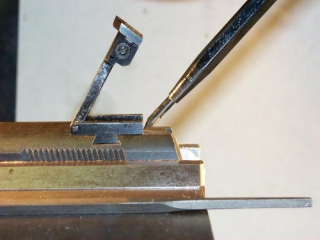 Esto es un breve manual, de cómo se instala un alza regulable, tipo BO-MAR, en un corredera 1911, que 12
