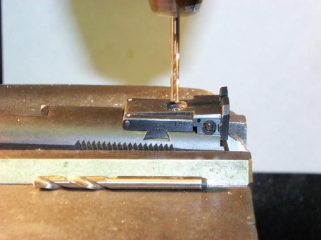 Esto es un breve manual, de cómo se instala un alza regulable, tipo BO-MAR, en un corredera 1911, que 21