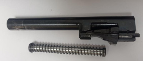 Pistola de 9mm. (Acero Español)
Cañón de 5" con freno de boca.
Dos cargadores y cachas de Neopreno.
Muy 11