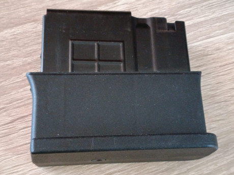 Hola a todos.

Pues como reza en el título:
 VENDO CARGADOR ORIGINAL de 10 Cartuchos de capacidad, para 00