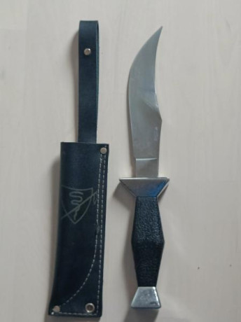 Vendo cuchillo de monte de la desaparecida fábrica GÓMEZ en Albacete.

Tiene una antigüedad estimada de 02