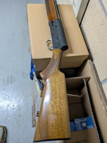 Se vende escopeta semiautomática FN Auto5, modelo Pluma, calibre 20 en muy buen estado de uso. La escopeta 01