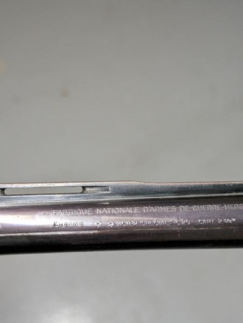 Se vende escopeta semiautomática FN Auto5, modelo Pluma, calibre 20 en muy buen estado de uso. La escopeta 00