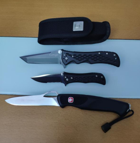  VENDIDAS Vendo estás 4 navajas de mi colección.
Se trata de 2 Gerber Replica Applegate. Una con hoja 120