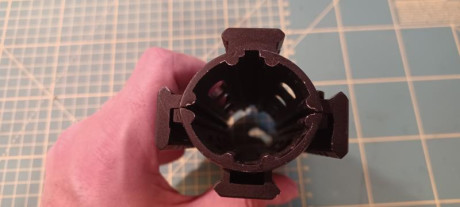 Muy buenas a todos. Vendo el guardamanos RIS en aluminio de un AR15 SCHMEISSER del 222 rem. Esta practicamente 00