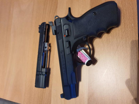 Hola amigos! ya que se muestran tantas armas buenas creo que a los propietarios de una cz 75 se nos tendría 70