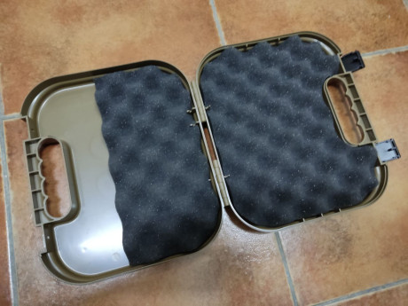 Vendo maletín  GLOCK  modelo  "Coyote" .
Totalmente nuevo.

 Precio : 35 euros con envío a península 02