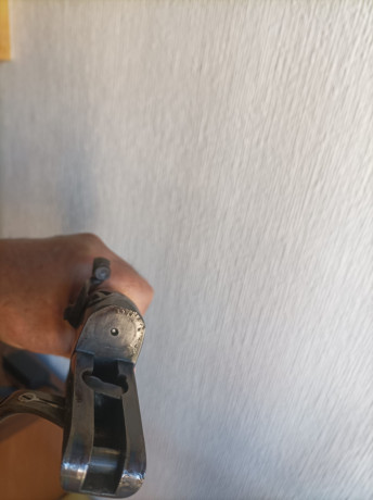 Buenas tardes, compañeros, a un conocido le han regalado esta escopeta.

El no entiende mucho, ni yo tampoco, 21