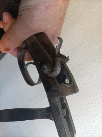 Buenas tardes, compañeros, a un conocido le han regalado esta escopeta.

El no entiende mucho, ni yo tampoco, 20