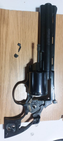 Muy buenas,

Busco despiece para revólver Colt diamondback 22LR. 

Se me ha roto la pieza de la foto que 00