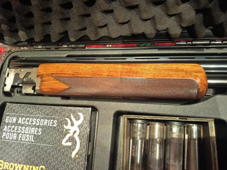 •	Calibre 12
•	Cañones de 81 cm.
•	Banda de 13 mm
•	Anima 18,7
•	Cuatro Chokes originales (4,3,2,1, estrellas)
•	Gatillo 00