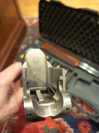 •	Calibre 12
•	Cañones de 81 cm.
•	Banda de 13 mm
•	Anima 18,7
•	Cuatro Chokes originales (4,3,2,1, estrellas)
•	Gatillo 11