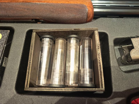 •	Calibre 12
•	Cañones de 81 cm.
•	Banda de 13 mm
•	Anima 18,7
•	Cuatro Chokes originales (4,3,2,1, estrellas)
•	Gatillo 21