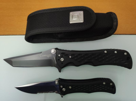 2 navajas marca Camillus,una estilo Tanto con acero 440, 9cm de hoja y la otra hoja mixta de 6,5 cm acero 11