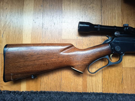 Antigua pero no se ha usado en más de 20 años. Con un golpe en la madera que se aprecia en una fotos. 01