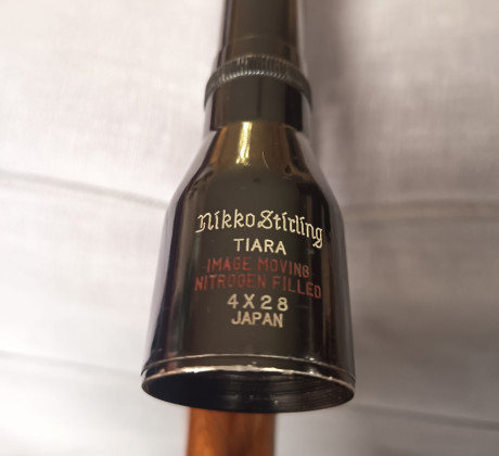 Antigua pero no se ha usado en más de 20 años. Con un golpe en la madera que se aprecia en una fotos. 10