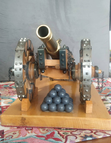 Excelente réplica histórica y decorativa de cañón antiguo (no operativo) en latón, haya y metal, construido 02