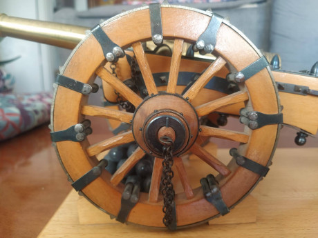 Excelente réplica histórica y decorativa de cañón antiguo (no operativo) en latón, haya y metal, construido 01