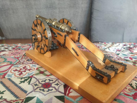 Excelente réplica histórica y decorativa de cañón antiguo (no operativo) en latón, haya y metal, construido 10