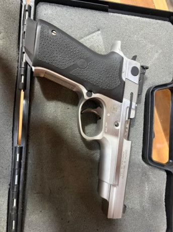 Muy buen estado pocos disparos solo unas tiradas al año 
Es cinco pulgadas y va con maletín y dos cargadores 52