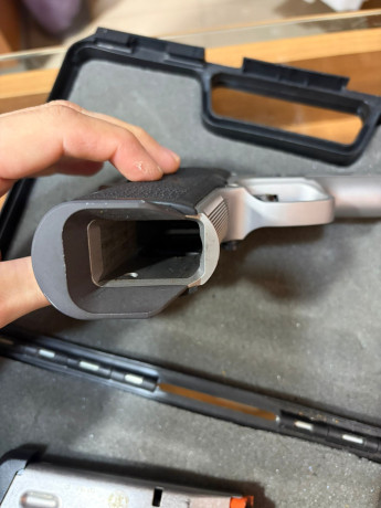 Muy buen estado pocos disparos solo unas tiradas al año 
Es cinco pulgadas y va con maletín y dos cargadores 50