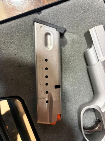 Muy buen estado pocos disparos solo unas tiradas al año 
Es cinco pulgadas y va con maletín y dos cargadores 61