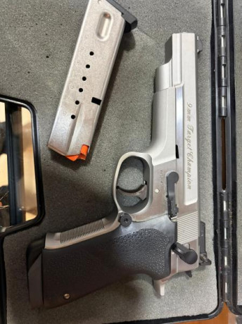 Muy buen estado pocos disparos solo unas tiradas al año 
Es cinco pulgadas y va con maletín y dos cargadores 60