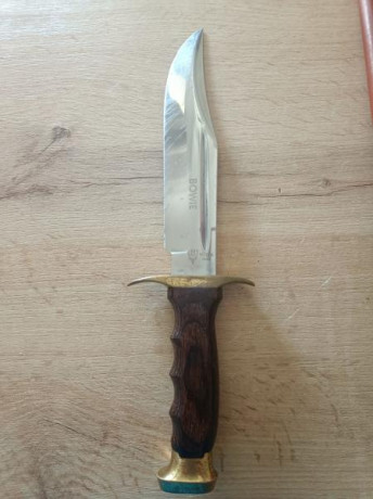 - Hoja larga de 18 cms. de acero inoxidable con punta clip.

- Longitud total: 30 cms.

- Mango de madera 01