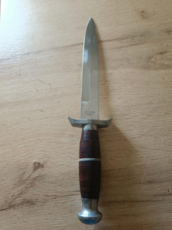 - Vendo este cuchillo fabricado en los años '60 con hoja en acero inoxidable.

- Tiene una antigüedad 01