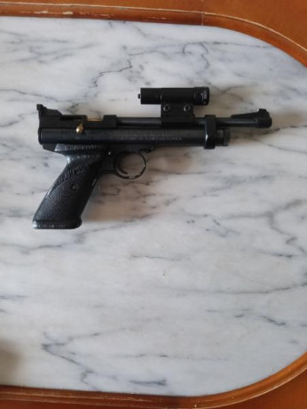 VENDO PISTOLA CROSMAN CALIBRE 5.5.CARGA CO 2 MODELO 2240.CON PUNTO LASER VERDE.CO CAPACIDAD PO BOTELLA 01